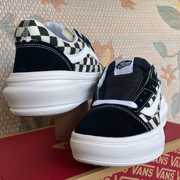 Vans Men’s Old Skool Over
Checkerboard Black/Checker
VN0A7Q5E95Y
Sneakers - Picture 6 of 16